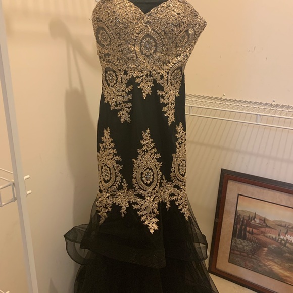 Party/prom gown from David’s Bridal - Picture 3 of 8